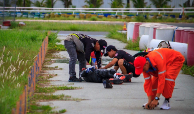 Dua xe may Honda Viet Nam - tay dua nu tai nan nghiem trong