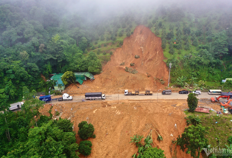 Doi trong sau rieng ngay diem sat lo tren deo Bao Loc co mot phan dat rung