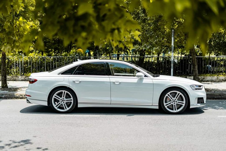 Audi S8 2021 moi chay 2 nam, dai gia Viet 