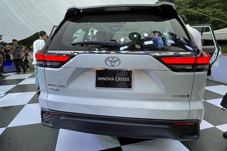 Toyota Innova Cross Hybrid gia gan 1 ty dong tai Viet Nam co gi hay?-Hinh-5