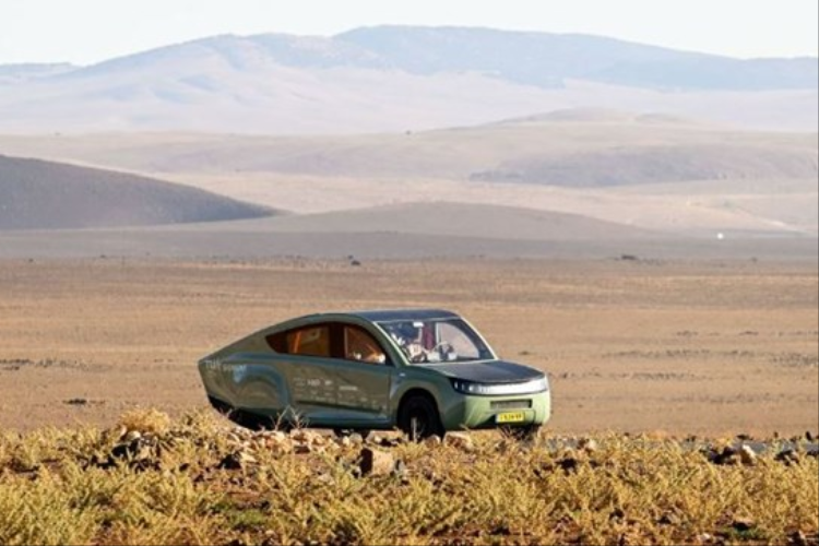 Stella Terra - oto chay bang dien mat troi dung luong toi 1.000 km-Hinh-5