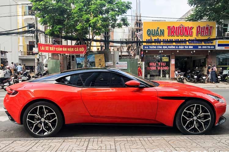 Cham mat Aston Martin DB11 mau cam hon 15 ty doc nhat Viet Nam-Hinh-2