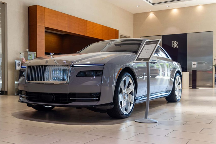 De so huu Rolls-Royce Spectre dau tien, dai gia chi hon 20 ty mua hai chiec-Hinh-2