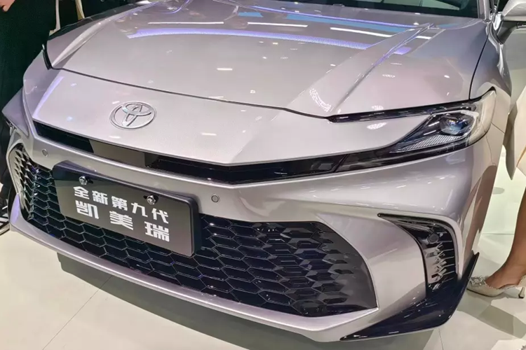 Toyota Camry 2024 cua thi truong ty dan tre trung, tiet kiem xang hon-Hinh-3