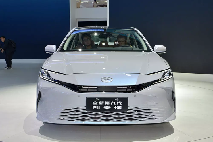 Toyota Camry 2024 cua thi truong ty dan tre trung, tiet kiem xang hon-Hinh-6
