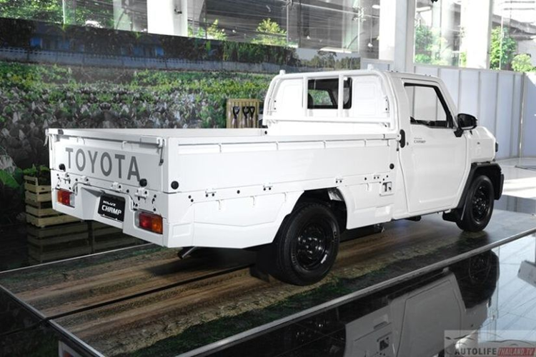 Toyota Hilux Champ 2024 chi 317 trieu dong, 