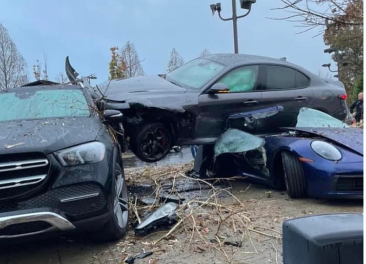 Alfa Romeo Giulia Quadrifoglio de Porsche 911 moi cung 