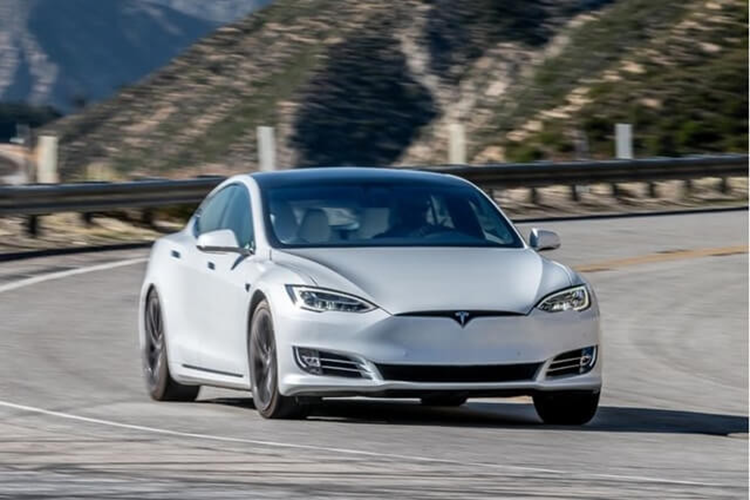 Dinh an 7 nam tu vi kich hoat Autopilot tren Tesla Model S gay tai nan-Hinh-5