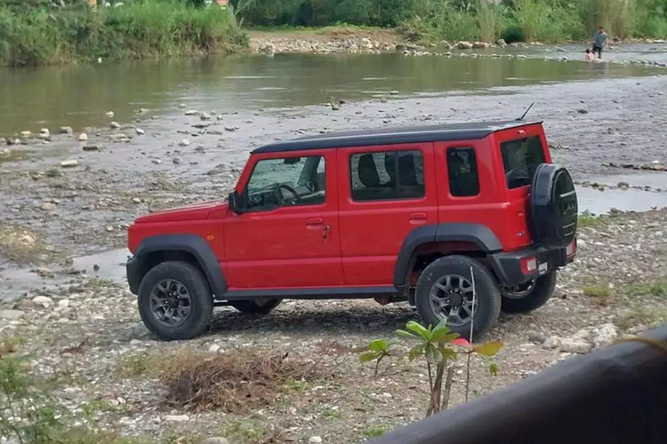 Suzuki Jimny 5 cua duoi 700 trieu dong tai Philippines, co ve Viet Nam?-Hinh-2