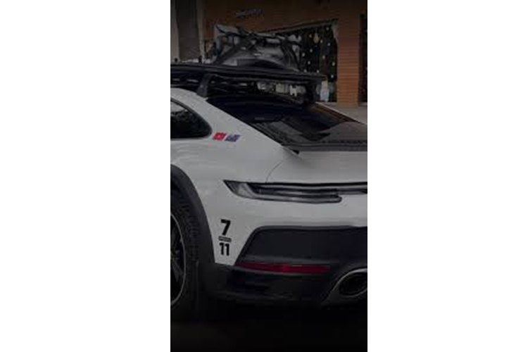 Tan thay Porsche 911 Dakar hon 15 ty cua dai gia Viet “phuot