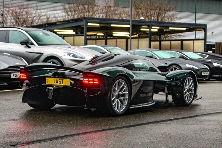 Aston Martin Valkyrie Spider dau tien co gia toi hon 93 ty dong-Hinh-12