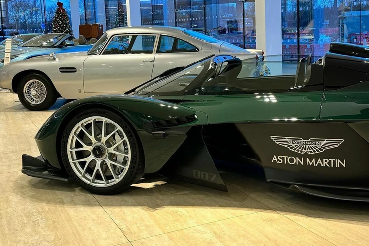 Aston Martin Valkyrie Spider dau tien co gia toi hon 93 ty dong-Hinh-6