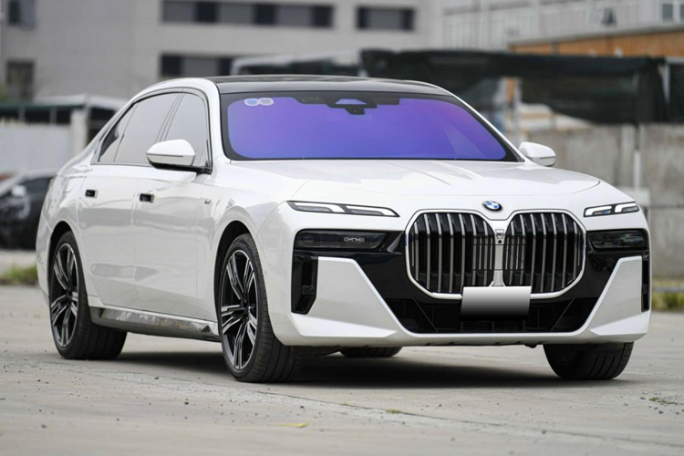 BMW 7-Series moi vua lan banh 3 thang, dai gia Ha Noi lo 600 trieu