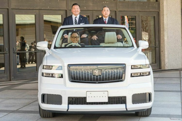 Can canh Toyota Century SUV mui tran 