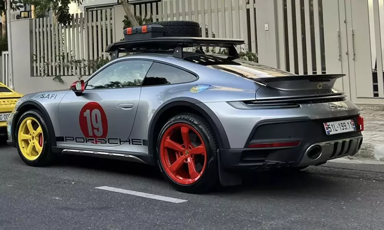 Chu xe Porsche 911 Dakar hon 16 ty tau bien dep chi ton vai bat pho?-Hinh-2