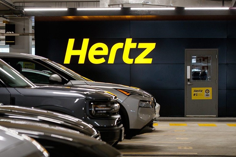 Hertz rao ban 20.000 oto dien, quay tro lai xe dong co dot trong