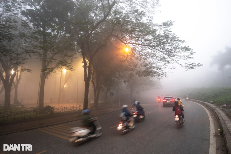 Suong mu day dac chua tung thay, bau troi Ha Noi nhu Sa Pa