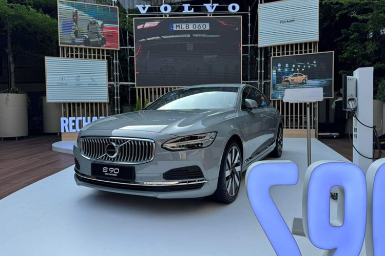 Can canh Volvo S90 Recharge Ultimate 