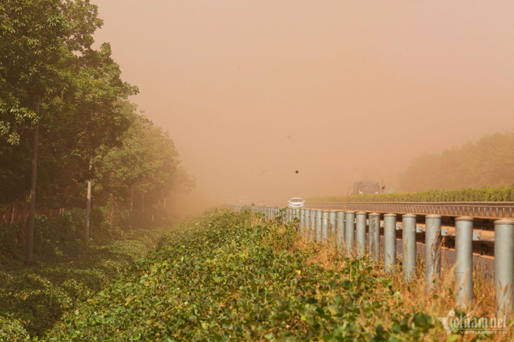 Lai xe tren cao toc bi bui do san bay Long Thanh 