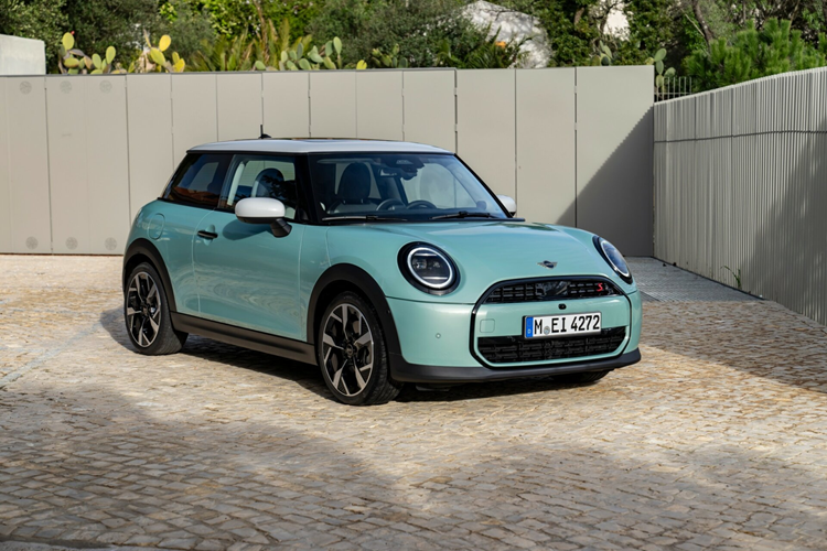 MINI Cooper S Classic Trim phoi mau co dien an nhap voi hatchback