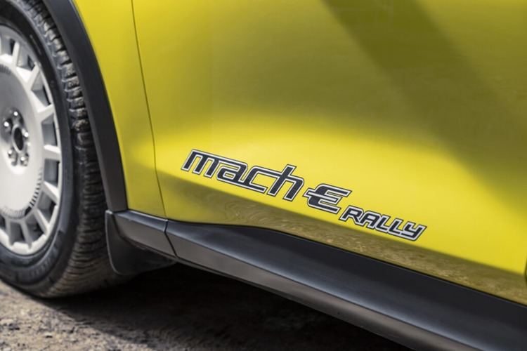Ford Mustang Mach-E 2024 tu 992 trieu dong, doi thu Porsche Macan 4 Electric-Hinh-12