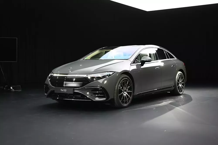 Mercedes-Benz EQS 2025 dep nhu xe xang, BMW i7 de chung