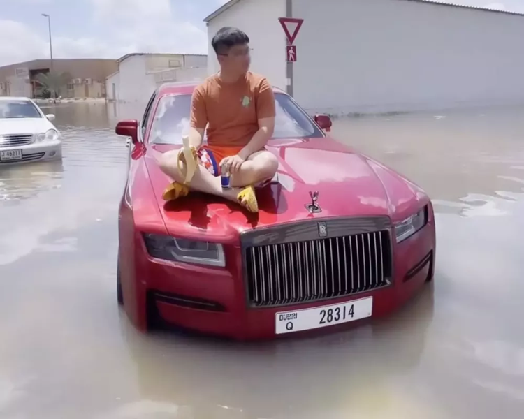 Tay choi tien ao Viet gap su co voi Rolls-Royce Ghost moi o Dubai