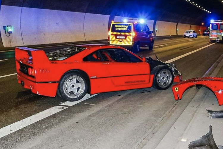 Ferrari F40 1990 hon 84 ty dong 