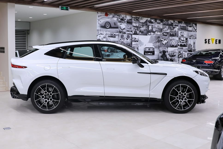 Aston Martin DBX707 - SUV nhanh nhat the gioi gan 22 ty ve Viet Nam-Hinh-3