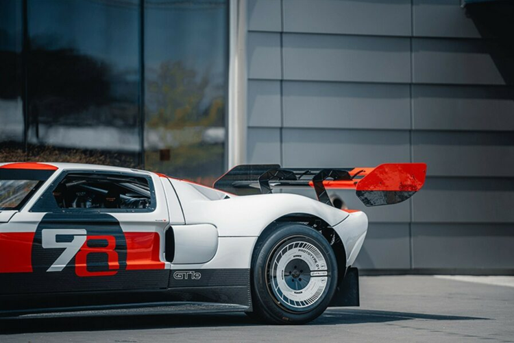 Ford GT va DeLorean 