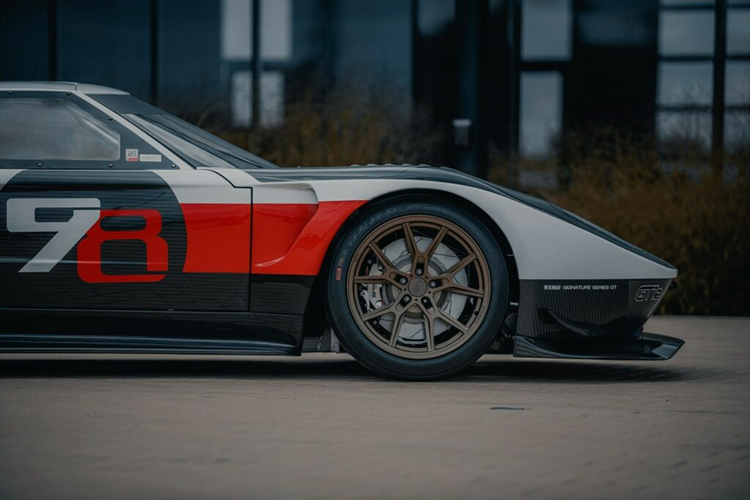 Ford GT va DeLorean 