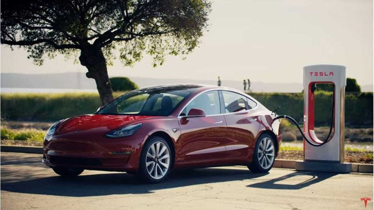 Tesla “quay xe” tuyen dung lai nhan vien tung bi cho nghi viec