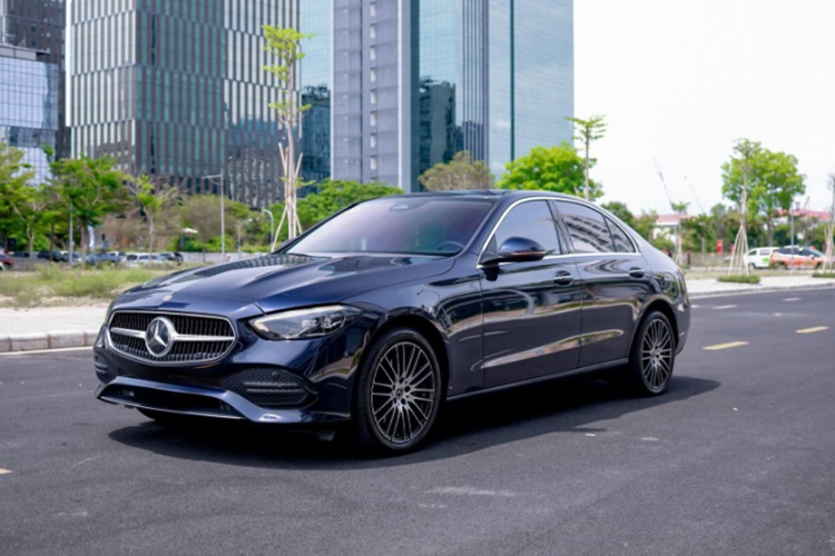 Mercedes-Benz C-Class va E-Class tai Viet Nam giam ca tram trieu dong-Hinh-2