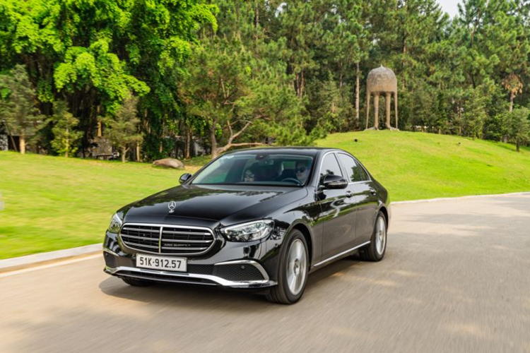 Mercedes-Benz C-Class va E-Class tai Viet Nam giam ca tram trieu dong-Hinh-4