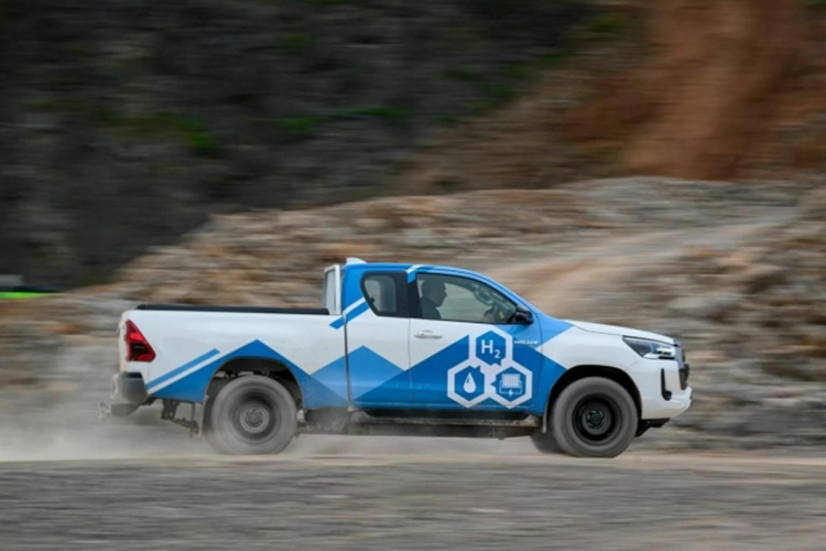 Ban tai Toyota Hilux dong co hydro 