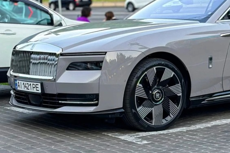 Ngam chiec Rolls-Royce Spectre sieu sang dau tien tai Ukraine-Hinh-2