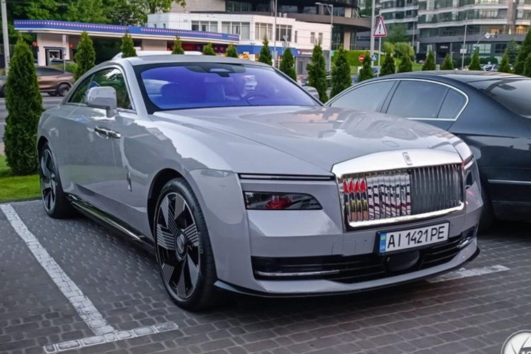 Ngam chiec Rolls-Royce Spectre sieu sang dau tien tai Ukraine