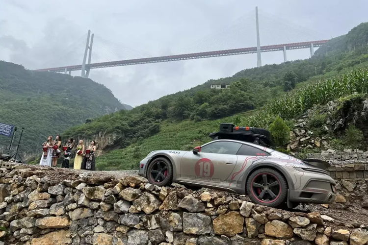 Dai gia Hai Phong lai Porsche 911 Dakar len cau cao nhat the gioi