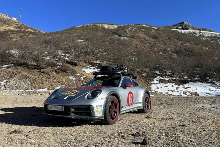 Dai gia Hai Phong lai Porsche 911 Dakar len cau cao nhat the gioi-Hinh-4