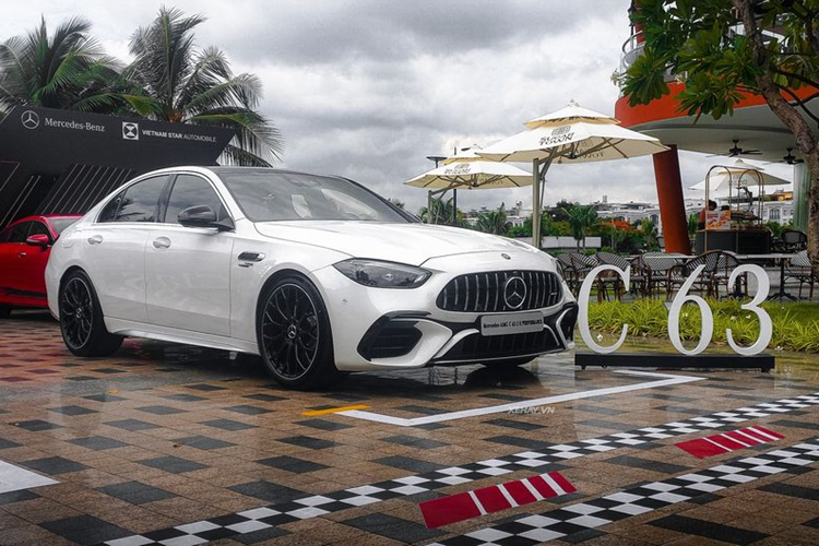 Mercedes-AMG C63 S E Performance tu 4,9 ty dau tien tai Viet Nam