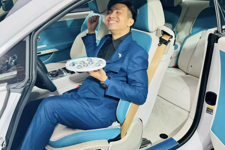 Minh Nhua khoe Rolls-Royce Spectre dien gia 25 ty tang cho... “noc nha“-Hinh-3