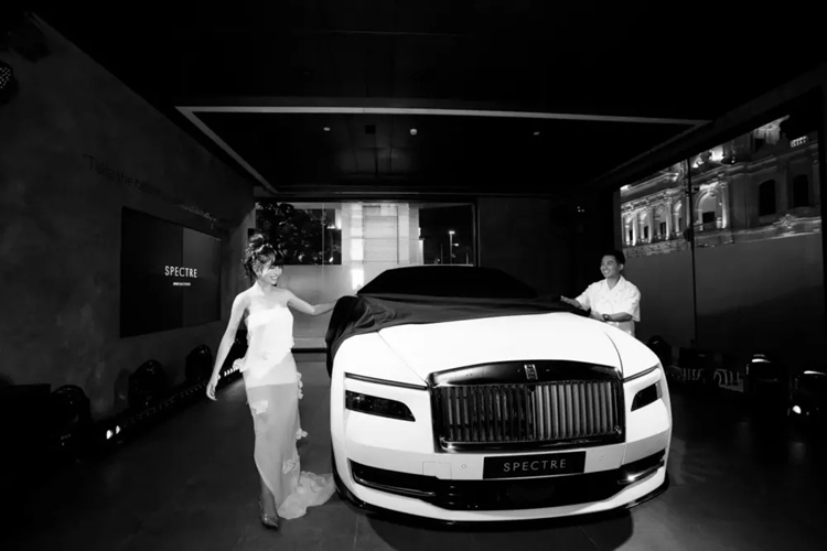 Minh Nhua khoe Rolls-Royce Spectre dien gia 25 ty tang cho... “noc nha“