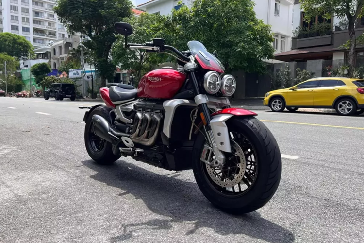 Chong Doan Di Bang ban “ten lua mat dat” Triumph Rocket gan 900 trieu