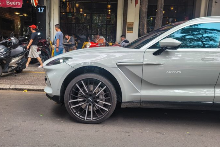 Cham mat sieu SUV Aston Martin DBX hon 13 ty cua dai gia Sai Gon-Hinh-7