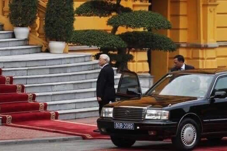 Toyota Crown 1998, “nguoi can ve gia” cua Tong bi thu Nguyen Phu Trong