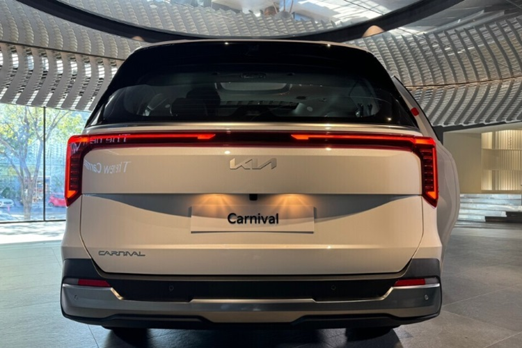 Kia Carnival 2025 da ve Viet Nam, them ban hybrid 