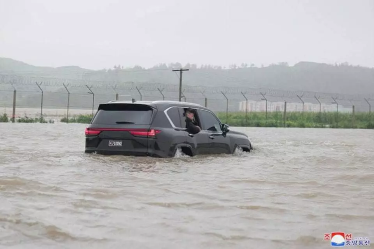 Lexus LX600 cho ong Kim Jong-un vuot lu di thi sat cuu ho co gi?