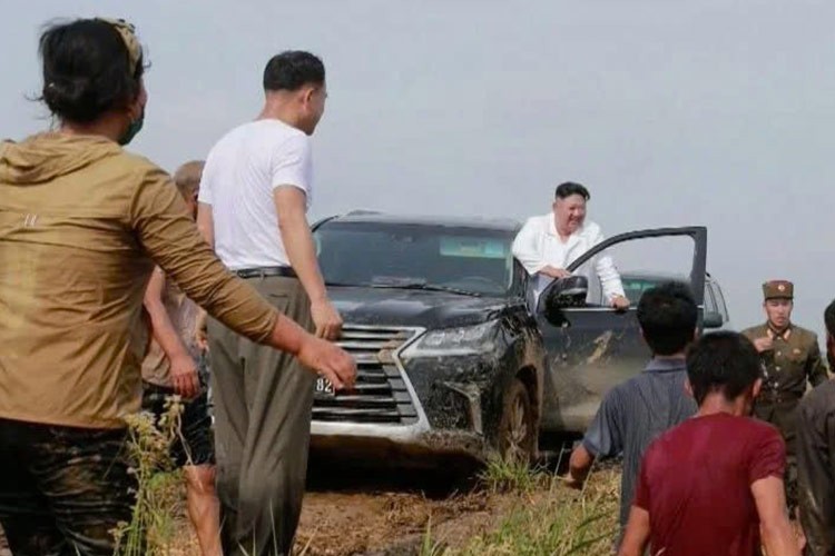 Lexus LX600 cho ong Kim Jong-un vuot lu di thi sat cuu ho co gi?-Hinh-3