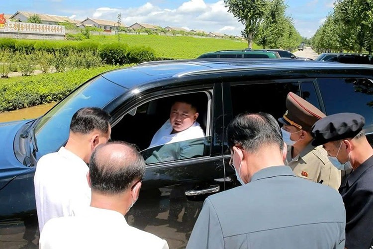 Lexus LX600 cho ong Kim Jong-un vuot lu di thi sat cuu ho co gi?-Hinh-7