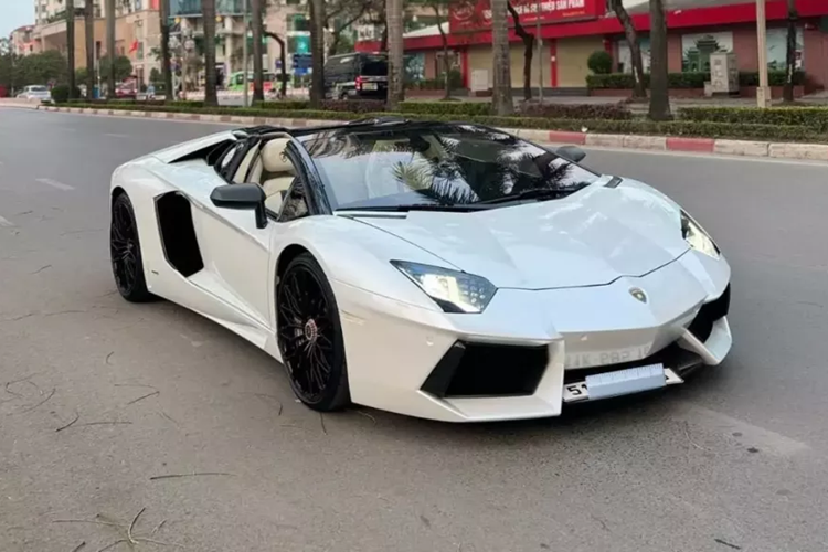 Lamborghini Aventador gia 17 ty moi tau cua hot girl Han Dubai rao ban